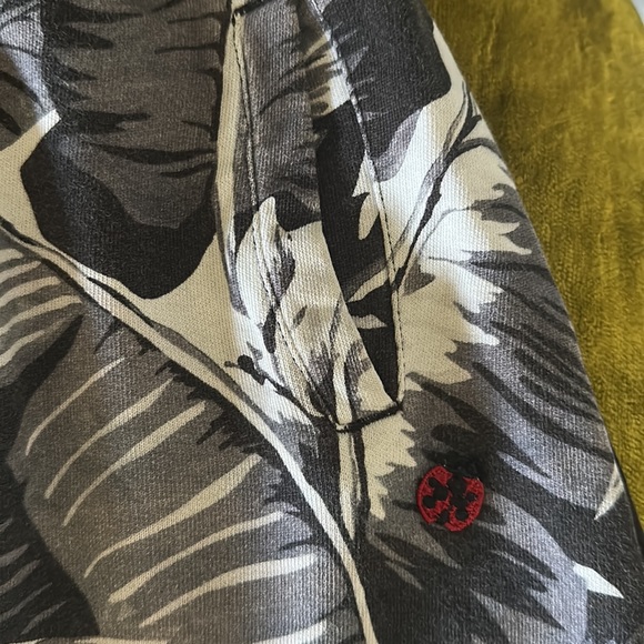 Very cool 100% authentic Dolce Gabbana boy shorts in 11/12. Gently used. - Picture 3 of 9